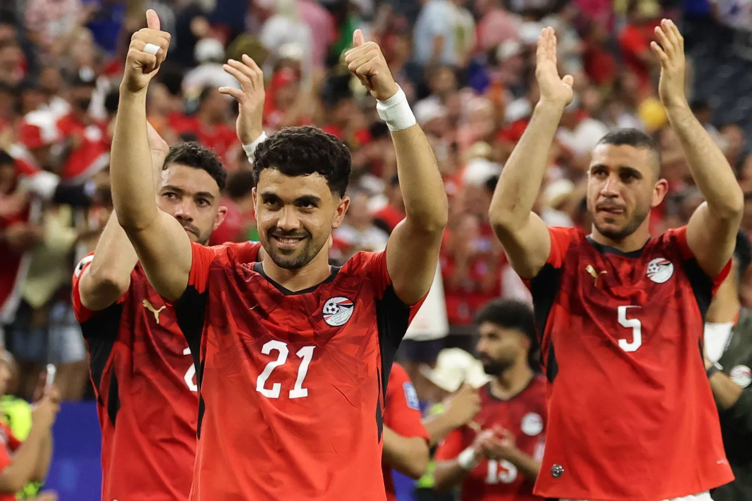 محمود صابر وزملاؤه في الفريق يحتفلون بعد الفوز بمباراة دور الـ32 من «كأس العالم 2026» بين أستراليا ومصر (إ.ب.أ)