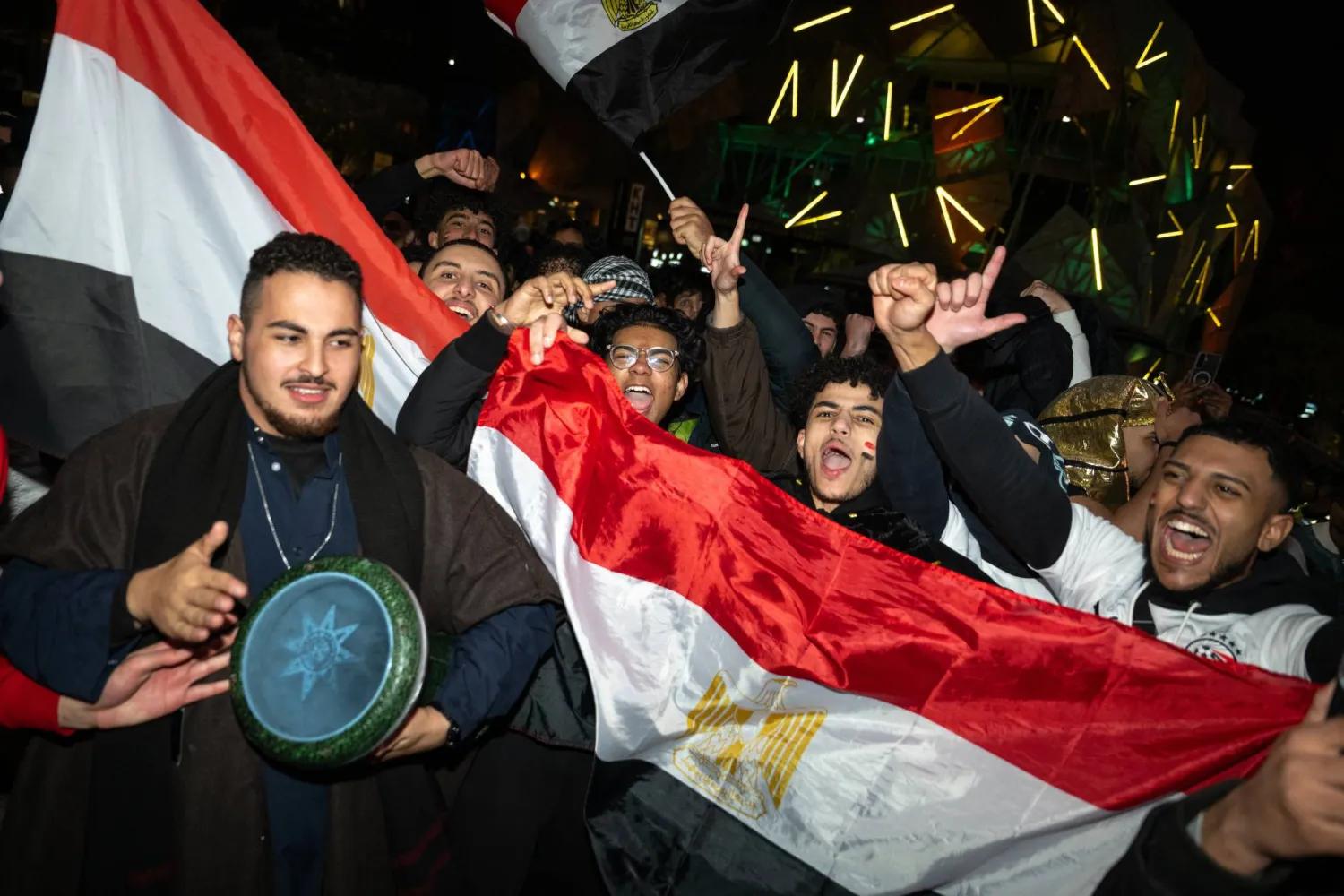 احتفالات صاخبة في شوارع مصر بعد التأهل لدور الــ16 بكأس العالم (إ.ب.أ)