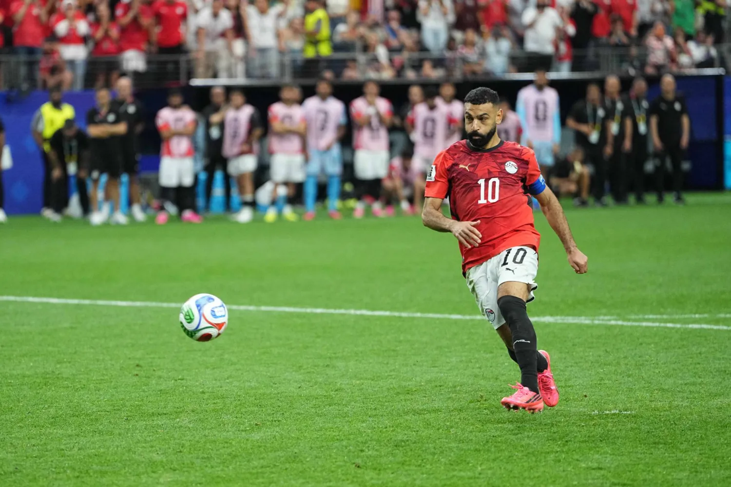 محمد صلاح يسدد خلال ركلات الترجيح في مباراة دور الـ32 لكأس العالم لكرة القدم 2026 بين أستراليا ومصر (د.ب.أ)