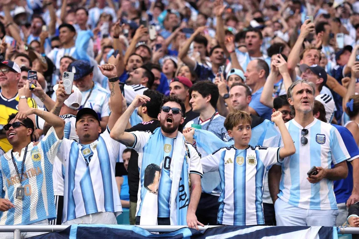 جماهير الأرجنتين تساند وتهتف (أ.ف.ب) 