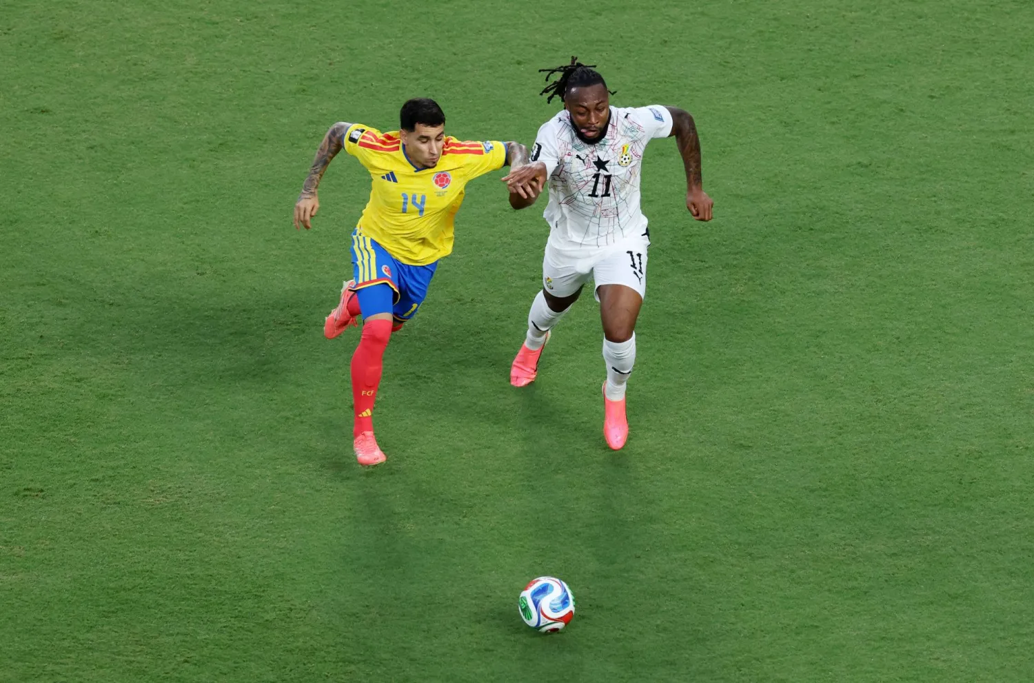 غوستافو بويرتا (لاعب كولومبيا) في مواجهة مع أنطوان سيمينيو لاعب غانا (رويترز)