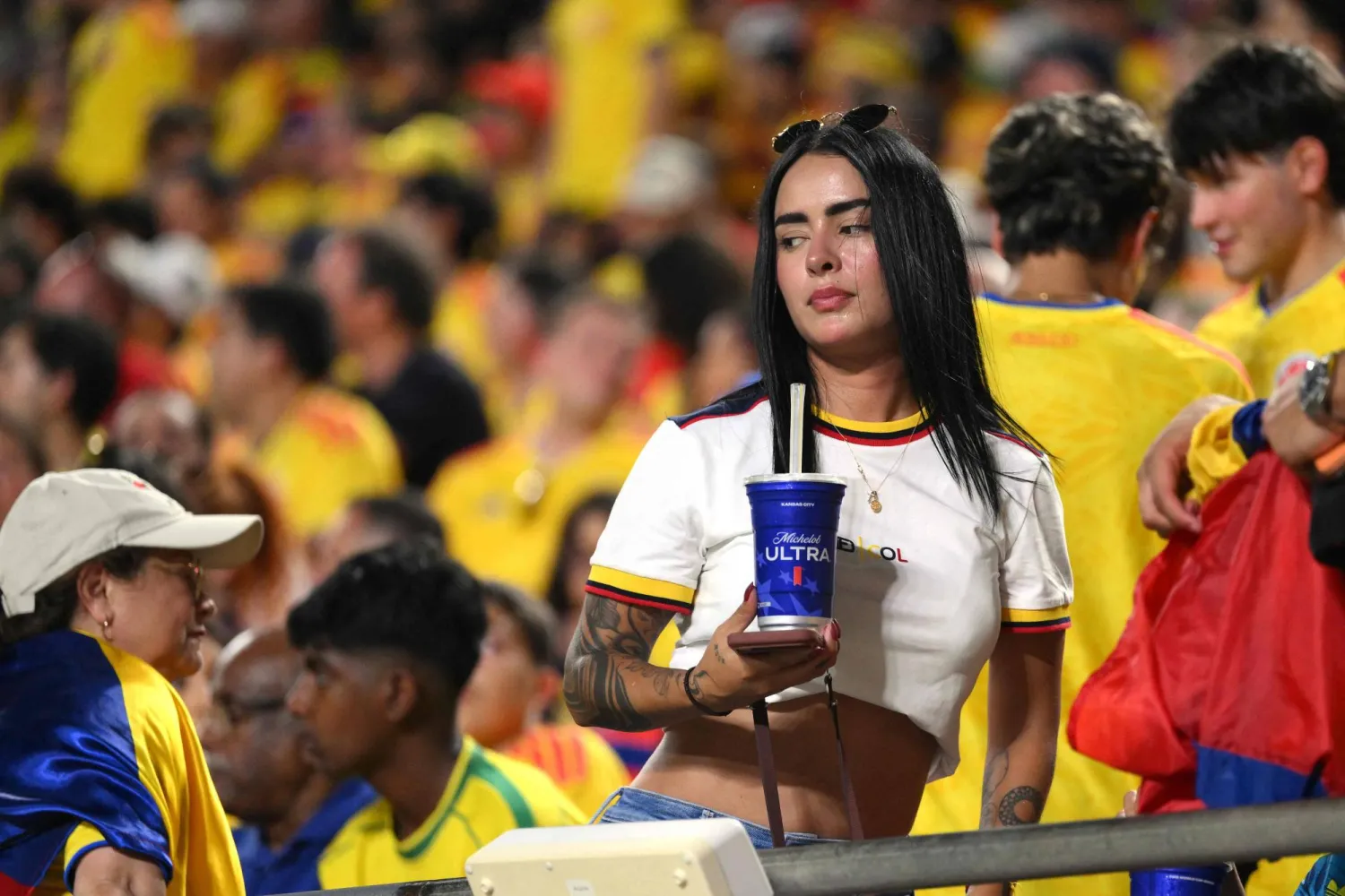 مشجعة كولومبية في مدرجات الملعب (أ.ف.ب)