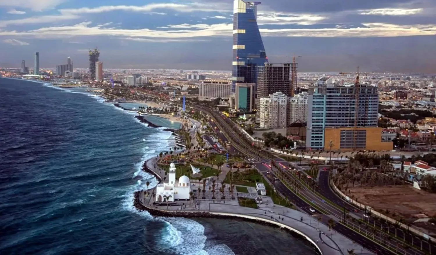 كورنيش جدة يتألق كأحد أبرز الوجهات الحاضنة للمشروعات السياحية والفندقية الرائدة (واس)