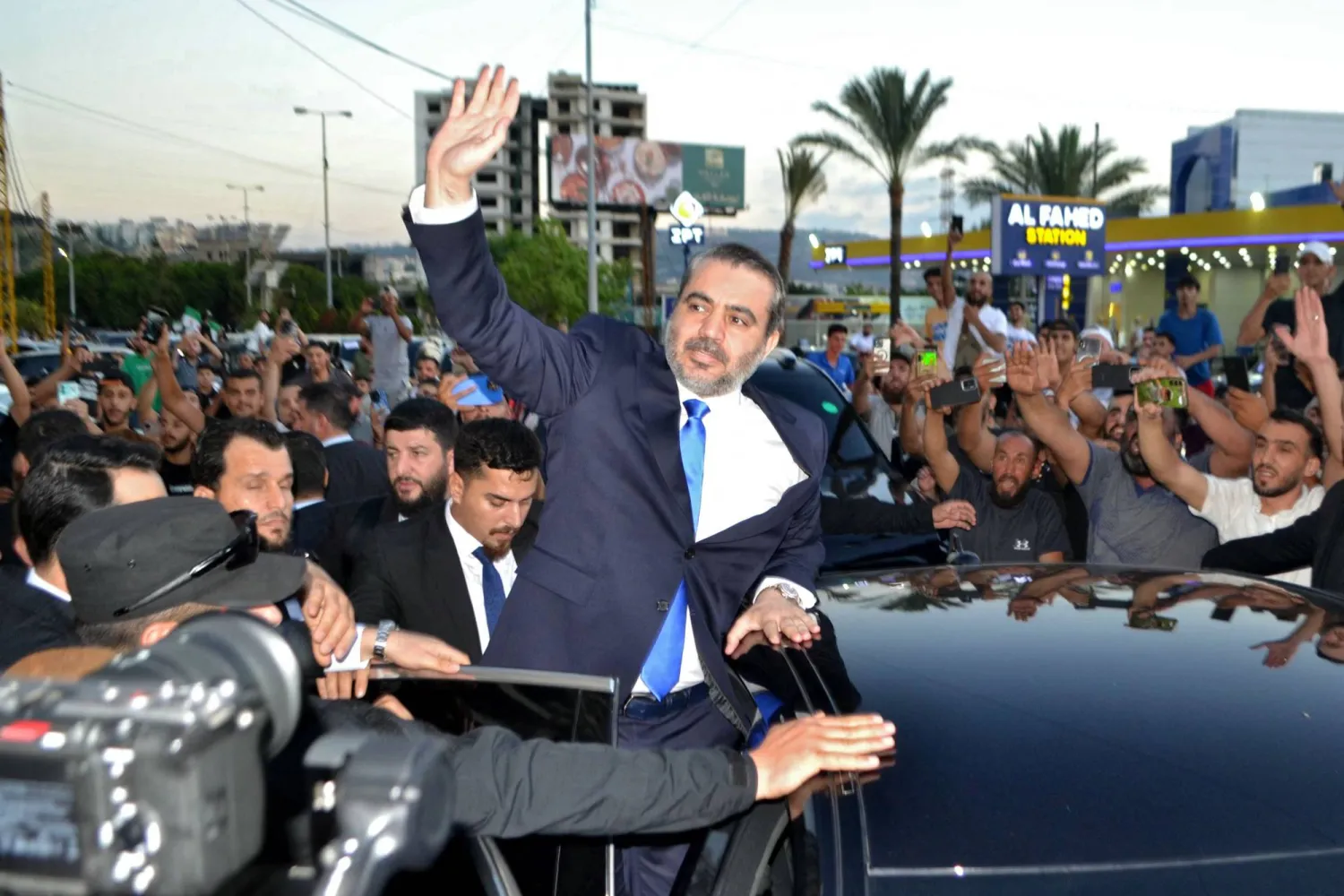 وزير الخارجية السوري أسعد الشيباني يحيي مستقبليه في مدينة طرابلس بشمال لبنان (أ.ف.ب)