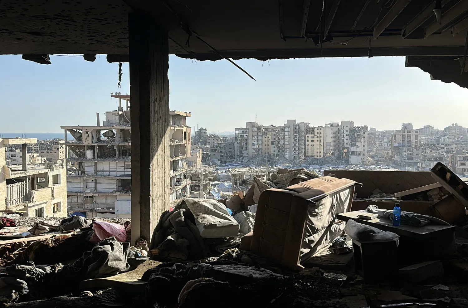 04 June 2026, Palestinian Territories, Gaza: Palestinians inspect a damaged house following an Israeli airstrike that targeted an apartment belonging to the Labad family in Gaza City. Photo: Hadi Daoud/APA Images via ZUMA Press Wire/dpa