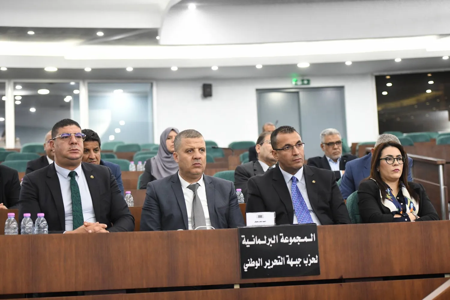 نواب من الأغلبية الرئاسية خلال جلسة سابقة لمناقشة قانون التعبئة العامة (البرلمان)