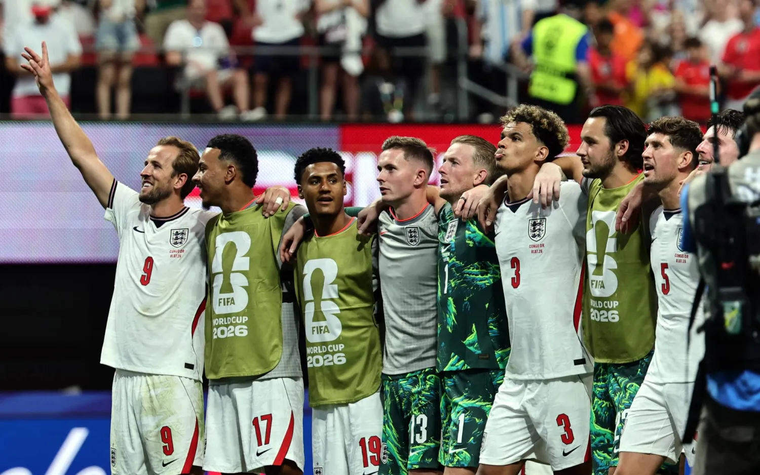 لاعبو إنجلترا يحتفلون بعد الفوز على الكونغو الديمقراطية في دور الـ32 من كأس العالم 2026 (إ.ب.إ)