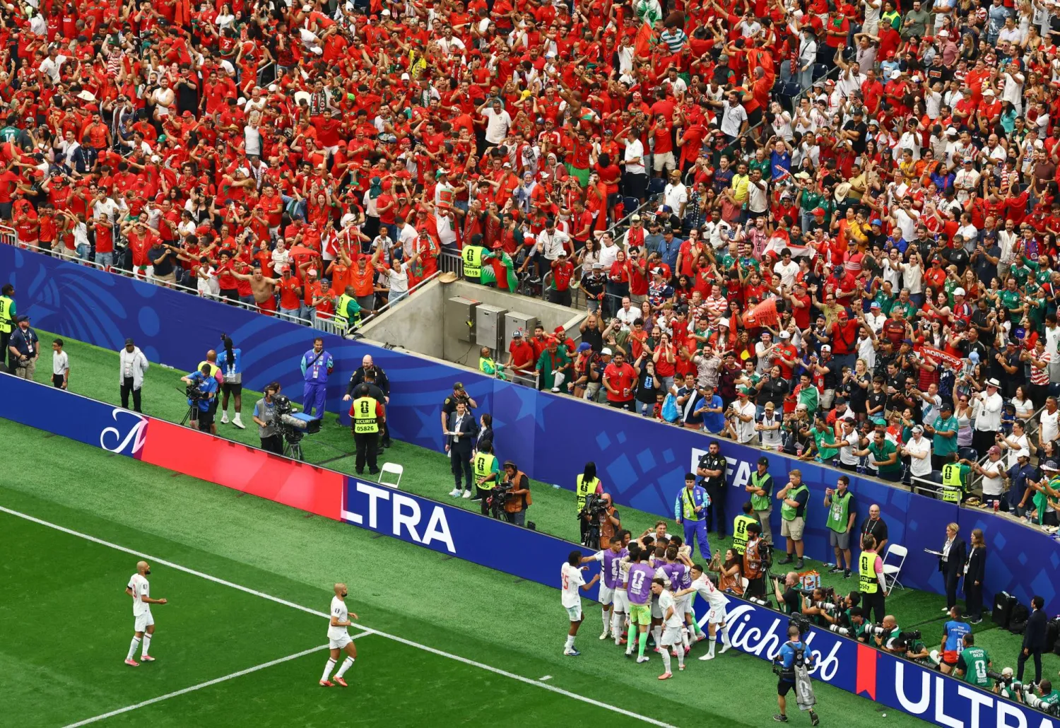 المنتخب المغربي وجمهوره (رويترز)
