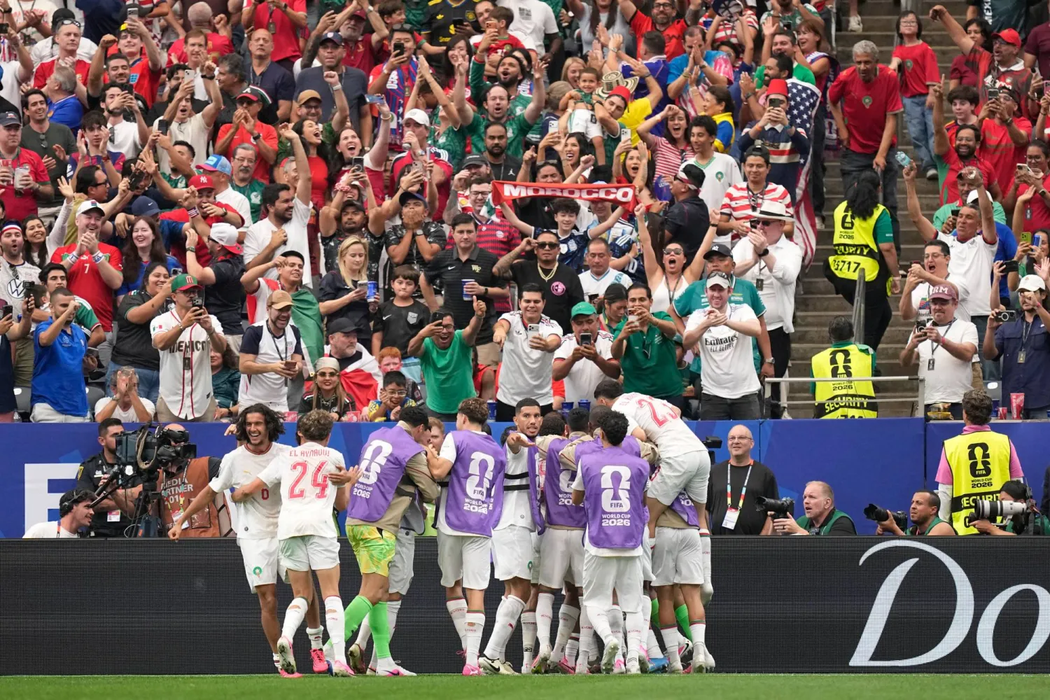 لاعبو المغرب يحتفلون بالفوز (أ.ب)

