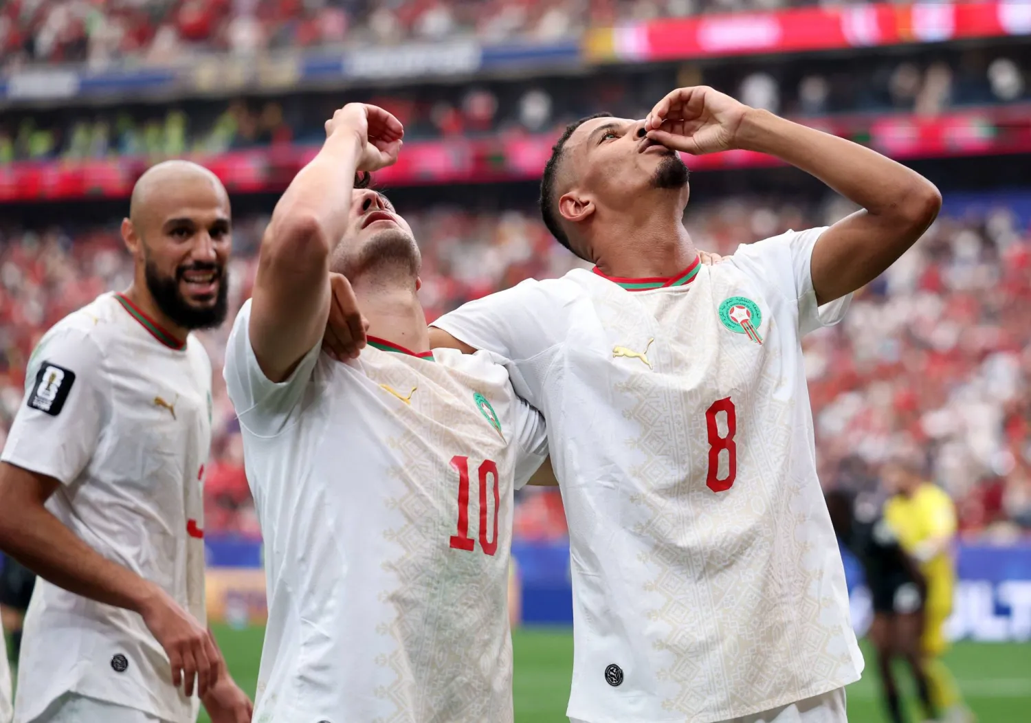 عز الدين أوناحي يحتفل مع إبراهيم دياز بعد تسجيل الهدف الثاني للمغرب (أ.ف.ب)
