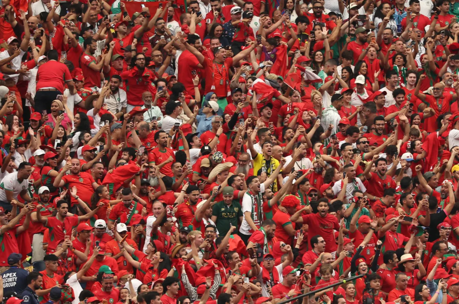 جماهير المغرب تحتفل بالهدف الثاني الذي سجله عز الدين أوناحي (رويترز)
