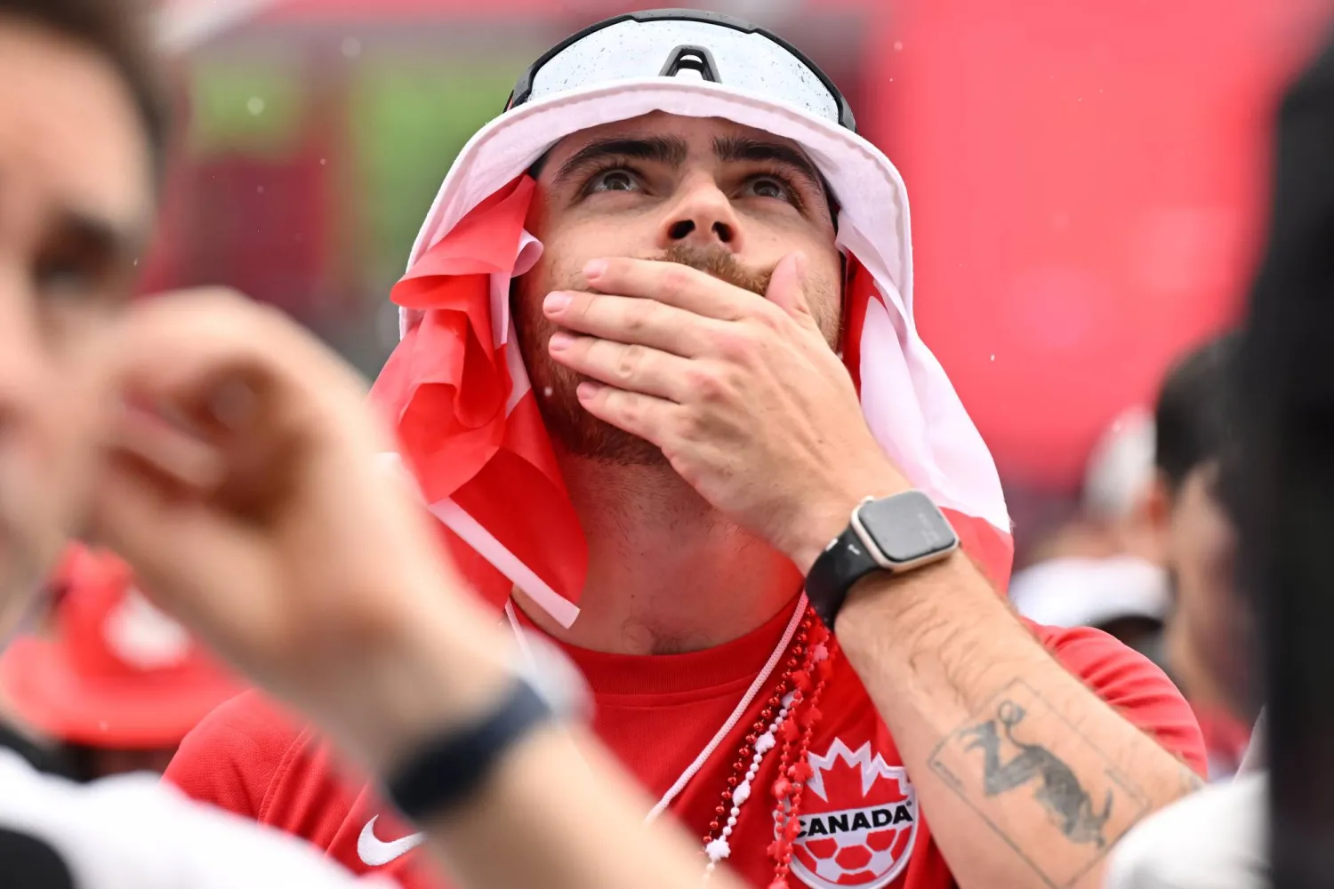 جماهير تتابع المباراة في منطقة المشجعين بمدينة تورونتو (أ.ب)
