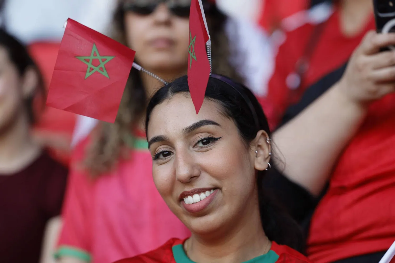 مشجعة مغربية تلتقط صورة قبل متابعة المباراة  (أ.ف.ب)
