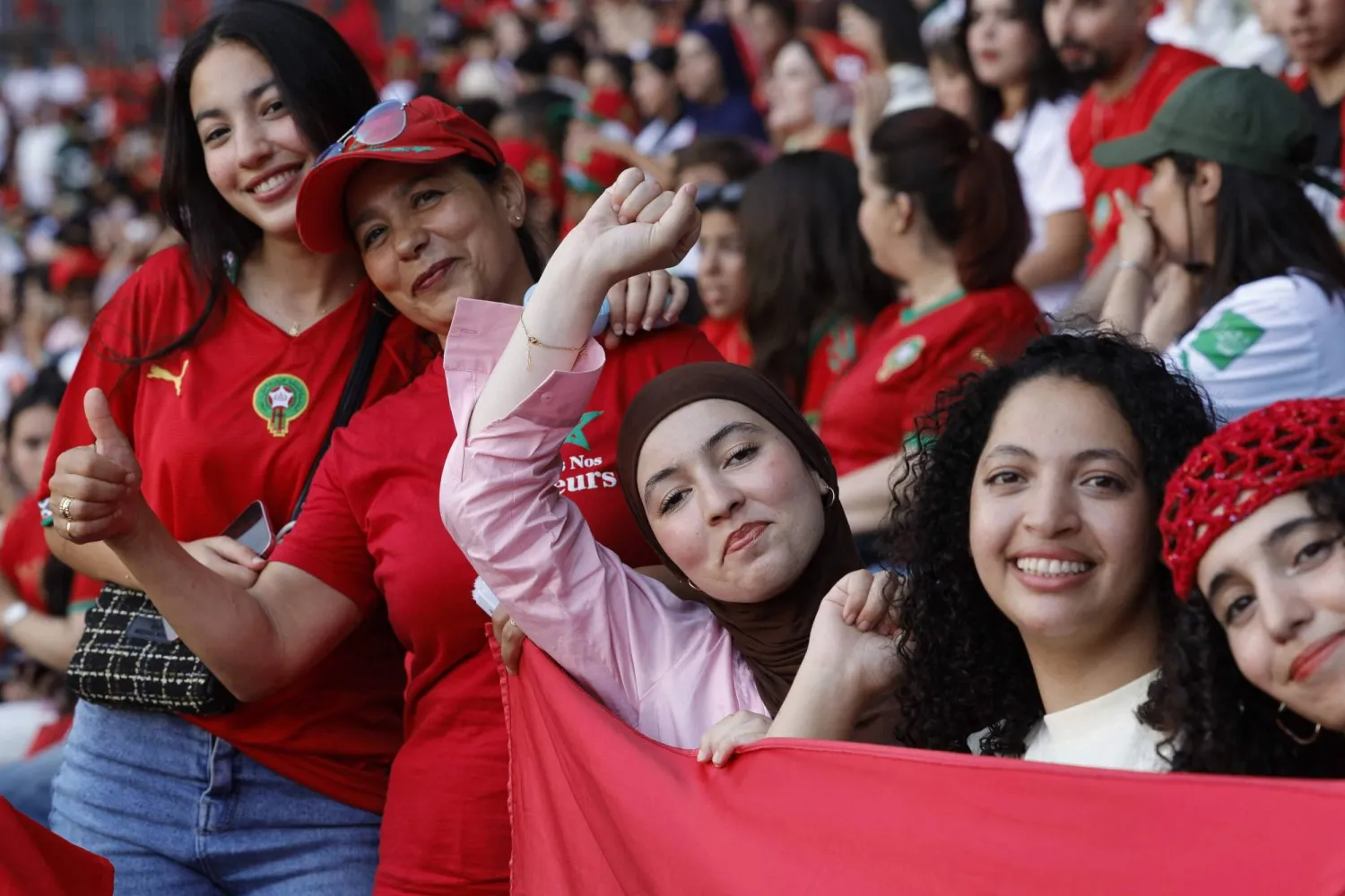 مشجعات مغربيات يلتقطن صورة تذكارية أثناء متابعة المباراة  (أ.ف.ب)
