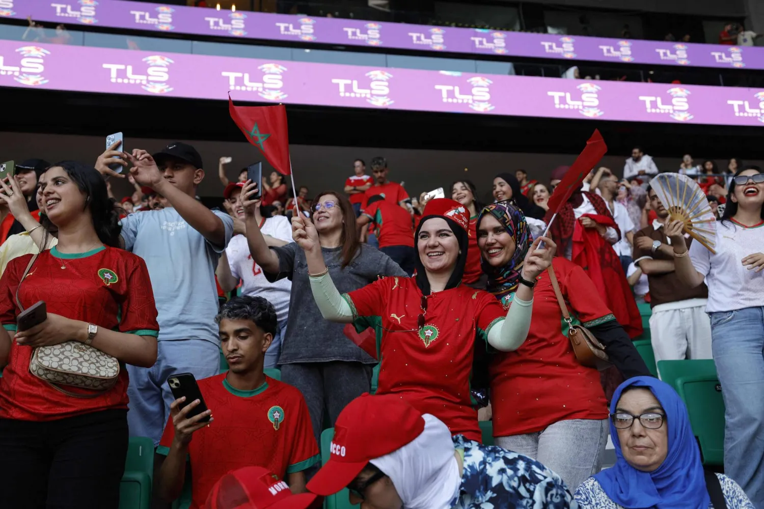 مشجعون مغاربة يتابعون المباراة  بالرباط (أ.ف.ب)
