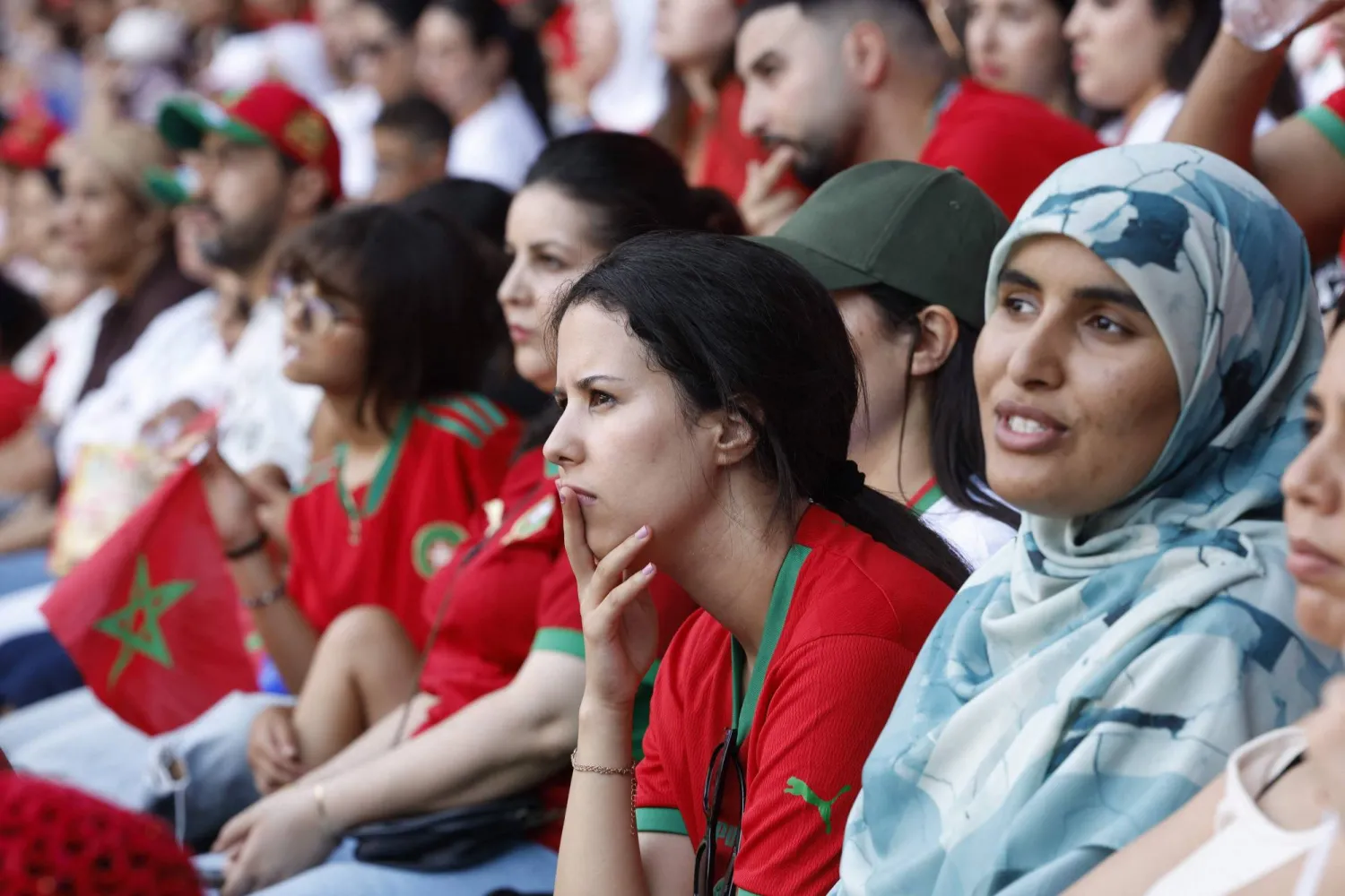 مشجعون مغاربة يتابعون المباراة عبر شاشة في ملعب مولاي الحسن بالرباط (أ.ف.ب)
