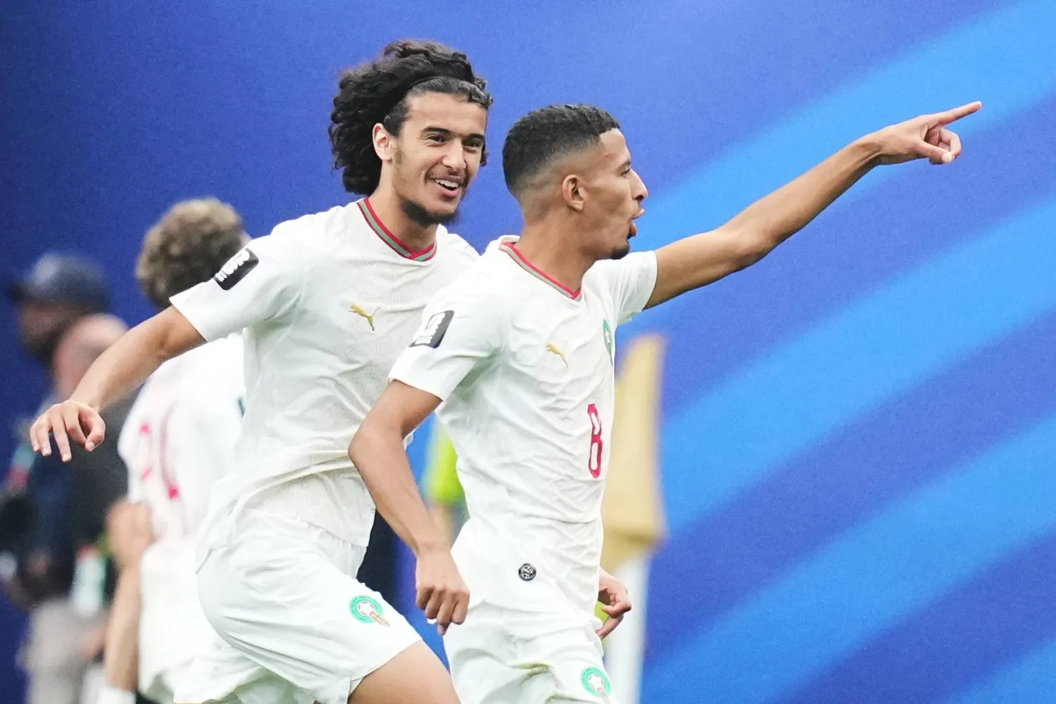 عز الدين أوناحي يحتفل مع أيوب بوعدي بعد تسجيله للمغرب (أ.ب)
