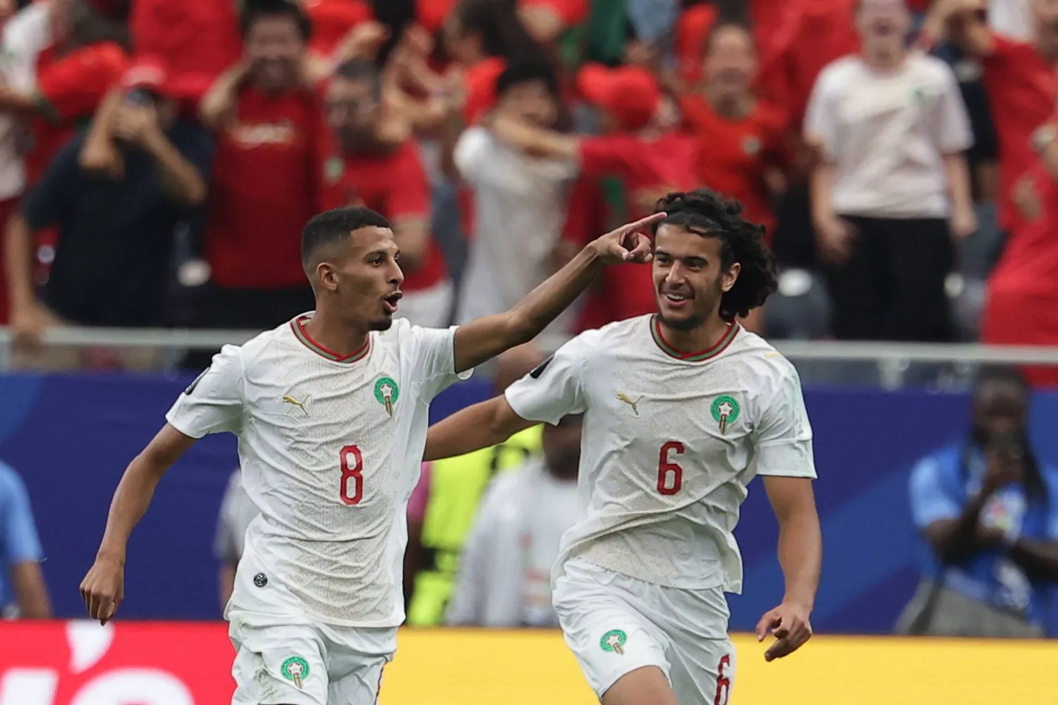 عز الدين أوناحي يحتفل مع أيوب بوعدي بعد تسجيل هدف المغرب الأول (إ.ب.إ)
