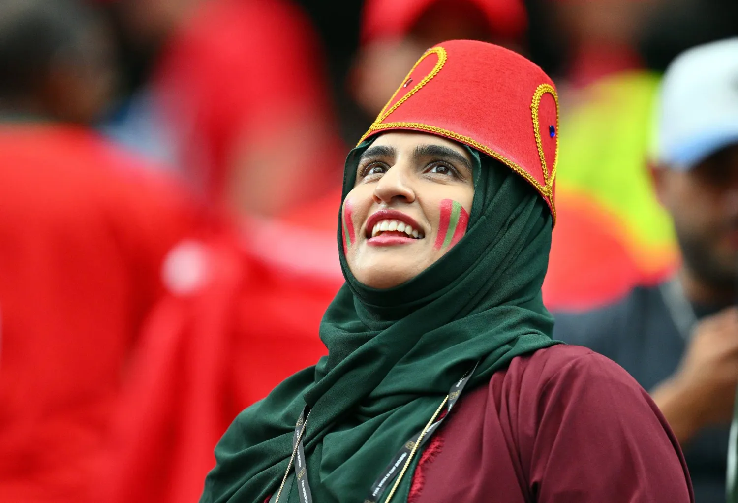 مشجعة مغربية قبل مواجهة كندا (إ.ب.إ)
