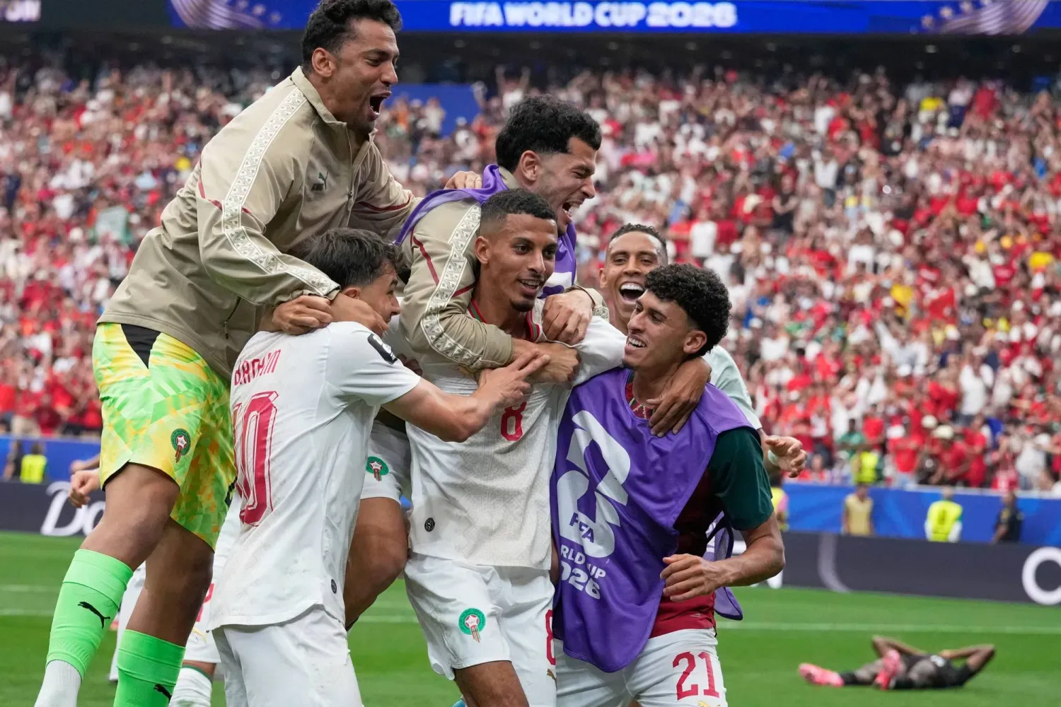 Faslı futbolcular, Ounahi'nin gol sevincini yaşıyor. (AP)