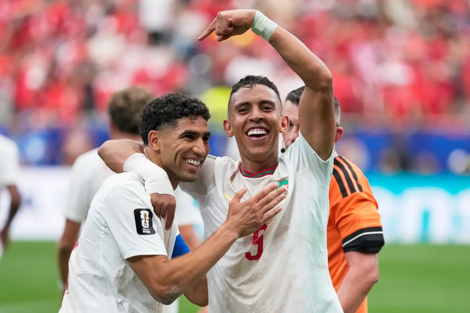 سفيان رحيمي يحتفل مع أشرف حكيمي بعد تسجيل الهدف الثالث للمغرب (أ.ب)
