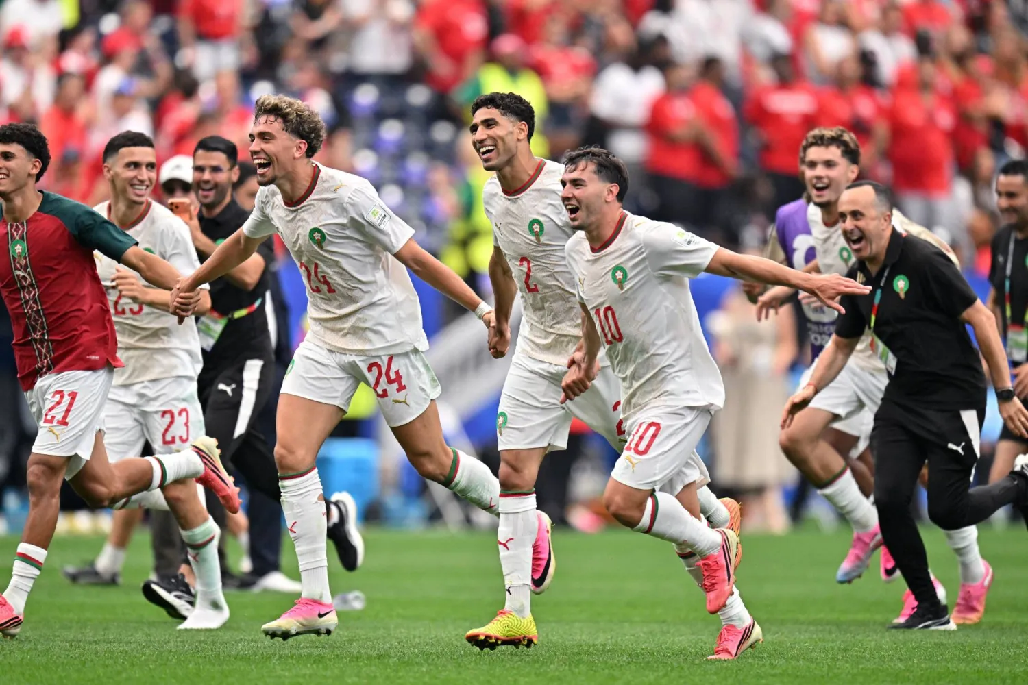 نيل العيناوي وأشرف حكيمي وإبراهيم دياز يحتفلون بتأهل المغرب إلى ربع النهائي (رويترز)
