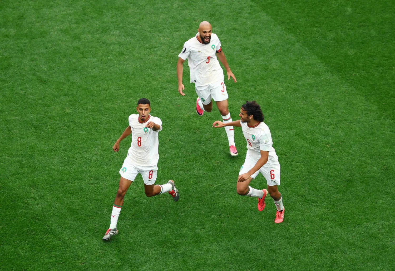فرحة مغربية ببلوغ دور الربع النهائي من كأس العالم (رويترز)