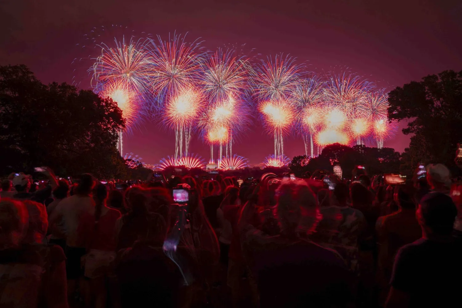 Fireworks light up the DC Skyline as seen from the Iwo Jima Memorial in Arlington, Virginia, USA, 04 July 2026. (EPA) 