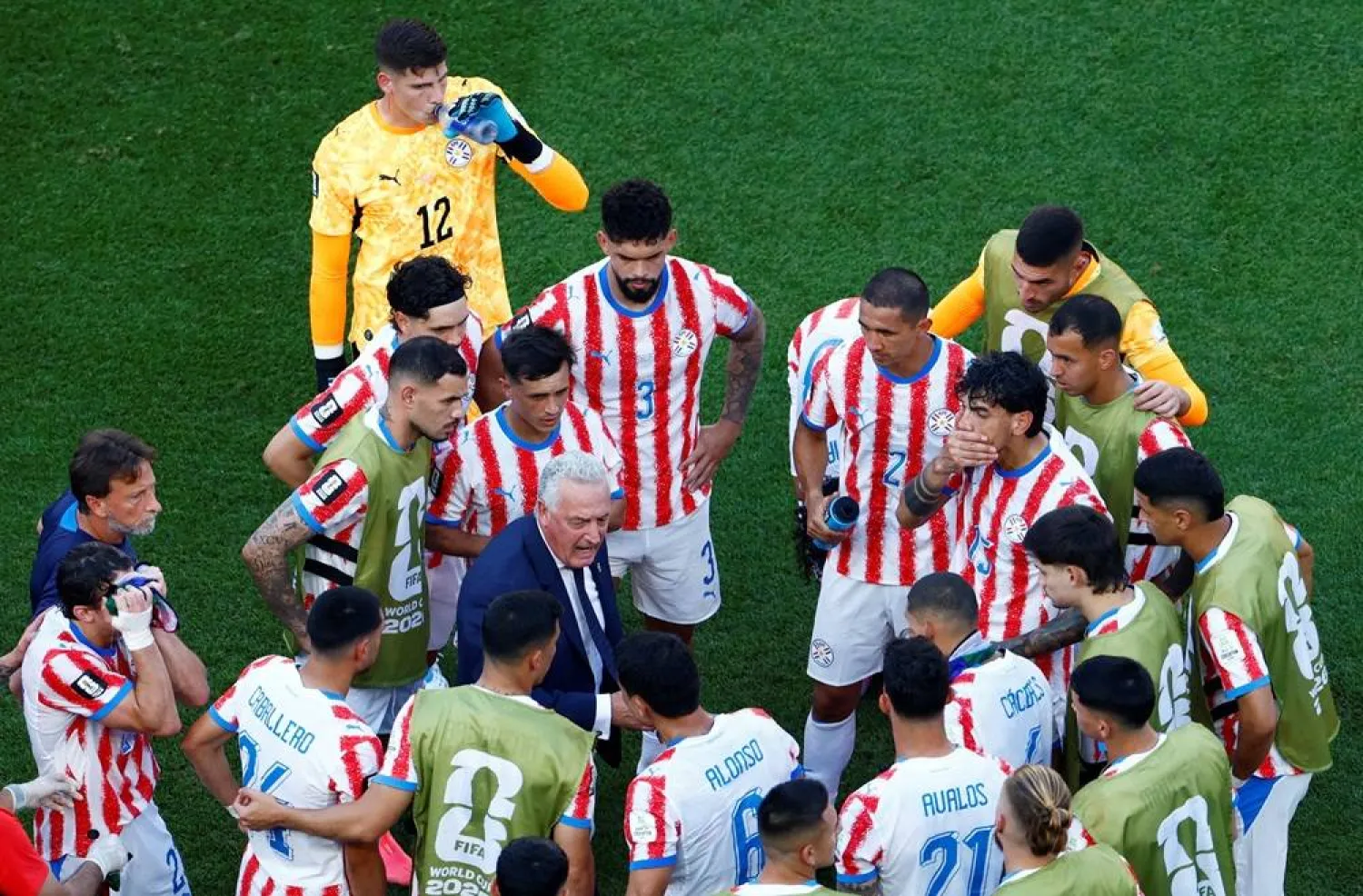 Football - FIFA World Cup 2026 - Round of 16 - Paraguay v France - Philadelphia Stadium, Philadelphia, Pennsylvania, U.S. - July 4, 2026 Paraguay coach Gustavo Alfaro speaks to players during the second half hydration break. (Reuters)