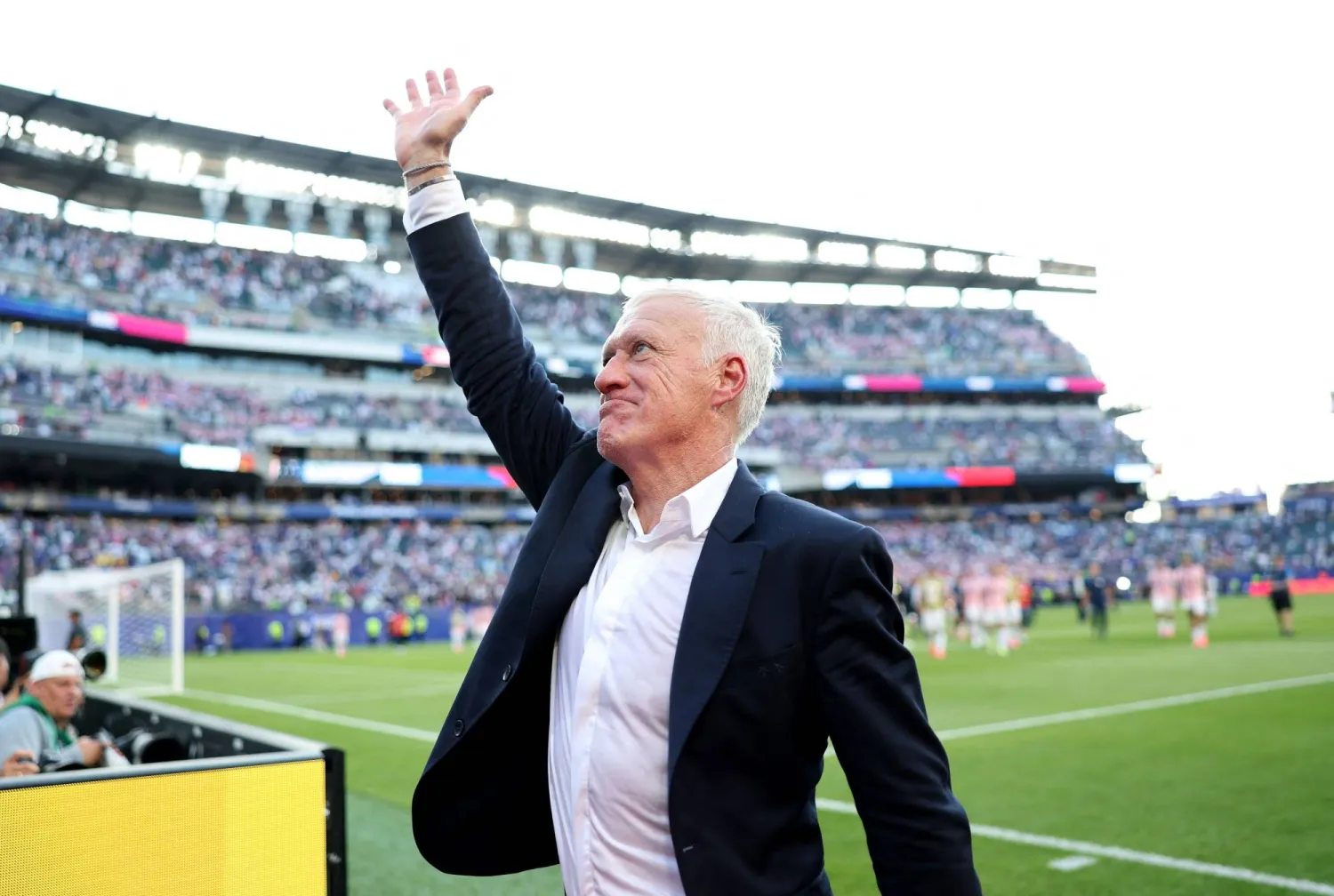 Didier Deschamps, head coach of France, applauds fans after the 1-0 victory during the FIFA World Cup 2026 Round of 16 match between Paraguay and France at Philadelphia Stadium on July 04, 2026 in Philadelphia, Pennsylvania. (Getty Images/AFP)