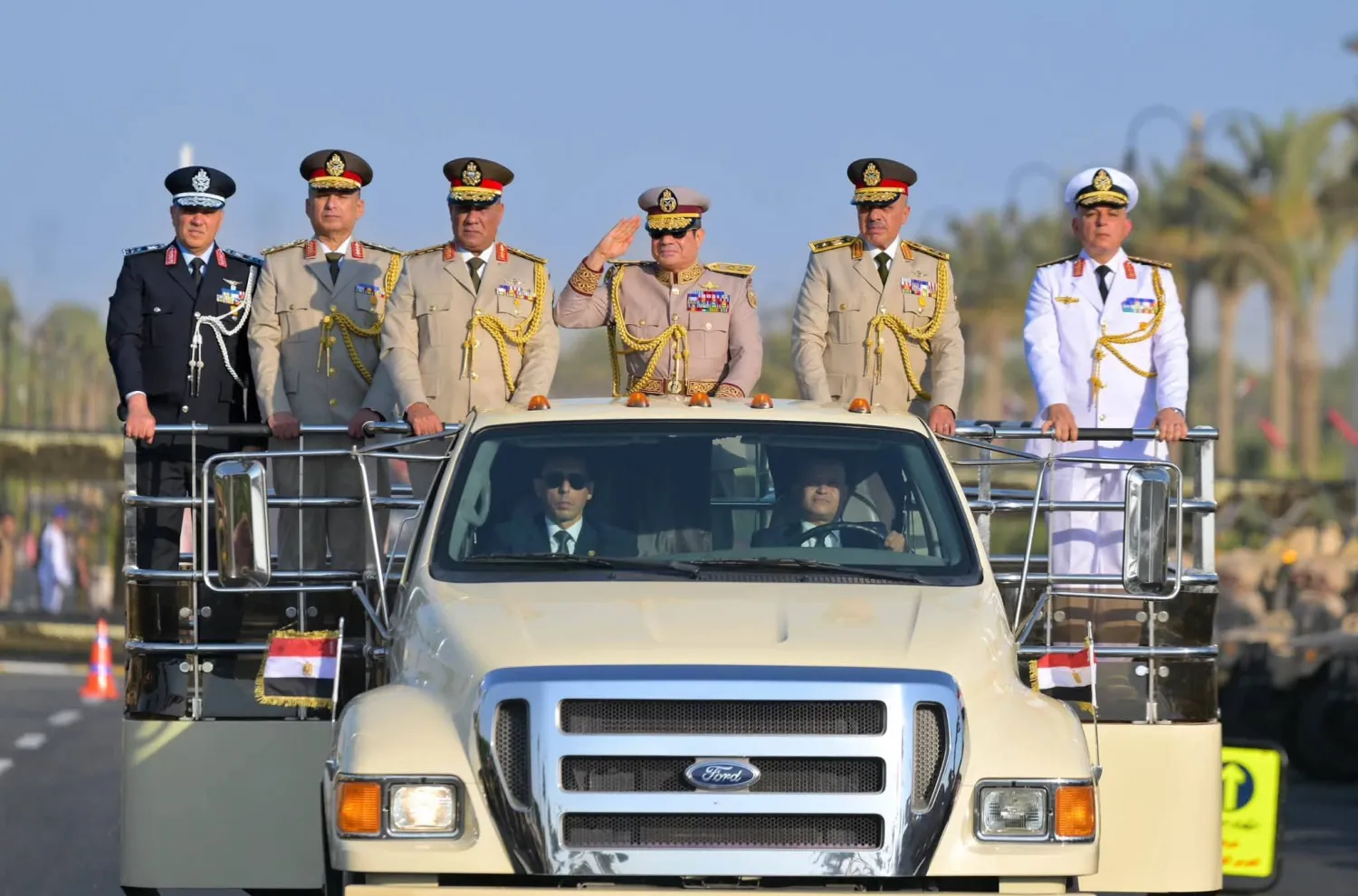 الرئيس عبد الفتاح السيسي وقادة الجيش المصري على سيارة مكشوفة خلال افتتاح مقر «القيادة الاستراتيجية للدولة» (الرئاسة المصرية)