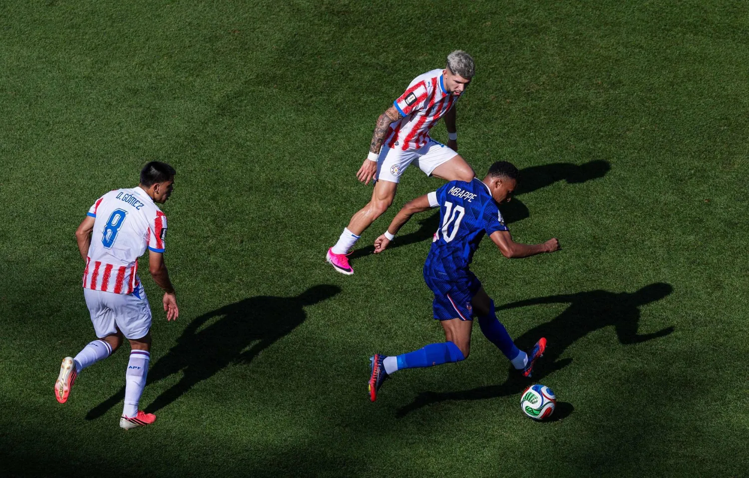 Kylian Mbappe #10 of France controls the ball against Julio Enciso #19 of Paraguay during the FIFA World Cup 2026 round of 16 match between Paraguay and France at Philadelphia Stadium on July 04, 2026 in Philadelphia, Pennsylvania. (Getty Images/AFP)
