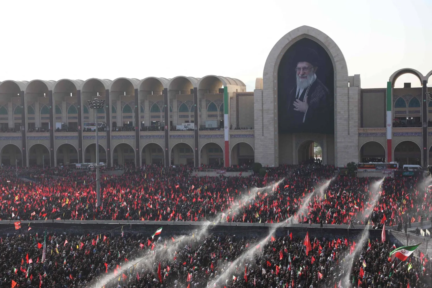 إيران تشيّع خامنئي في غياب المرشد... وترمب قد يلتقي نتنياهو الأسبوع المقبل (تغطية حية)