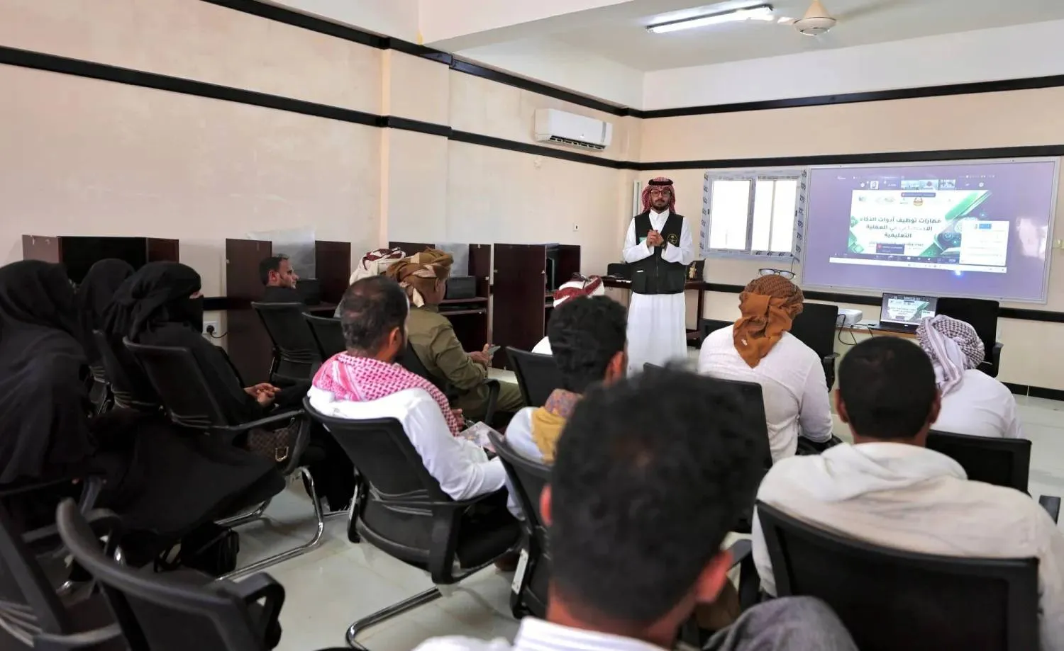 The program will train 500 male and female teachers in the governorates of Aden, Abyan, Hadramawt, Al-Mahra, and Socotra. (SDRPY)