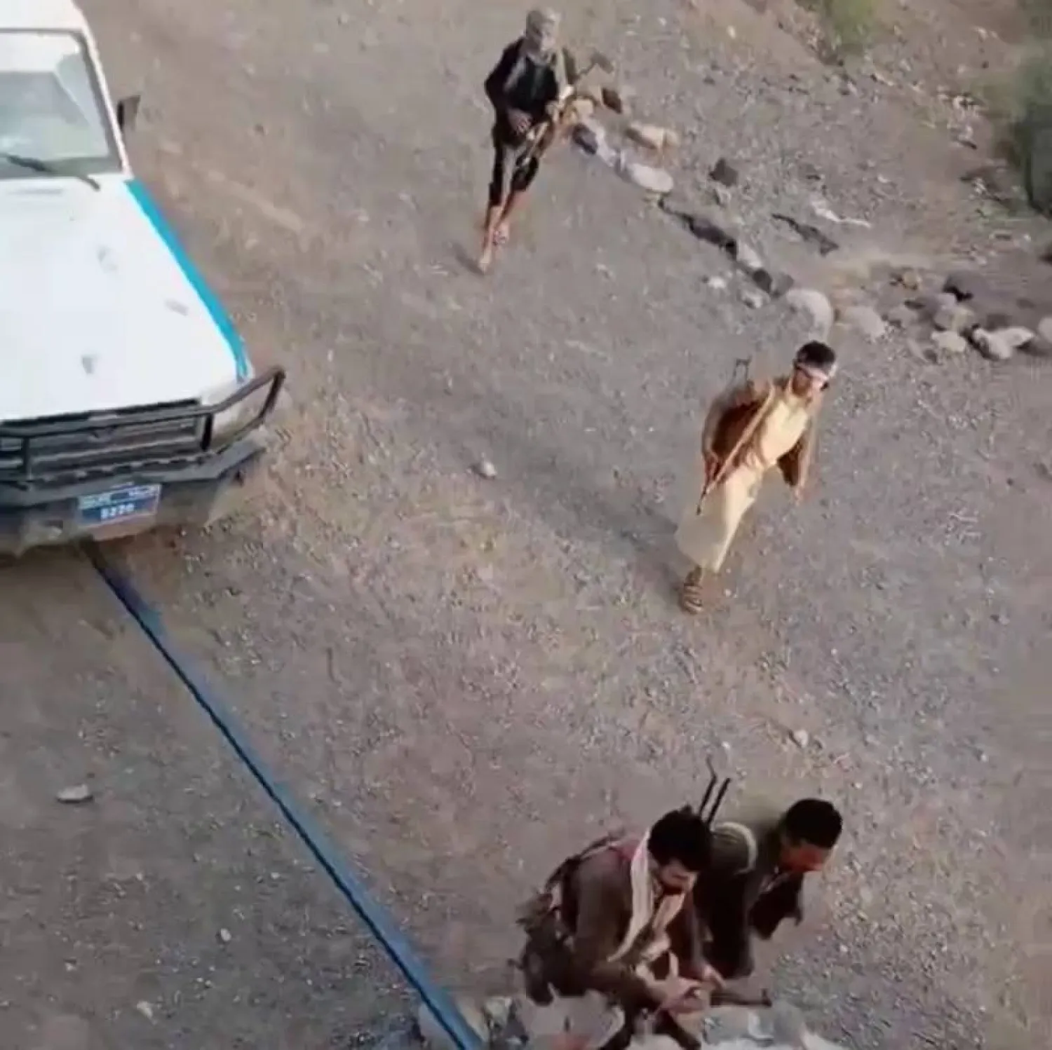حوثيون على متن سيارة تابعة للشرطة خلال اقتحام منزل مواطن في عمران (إعلام محلي)