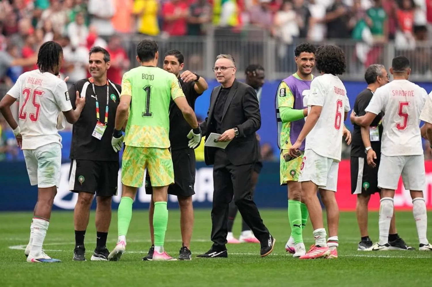  Morocco's players and head coach Mohamed Ouahbi celebrate their 3-0 win after the World Cup round of 16 soccer match between Canada and Morocco in Houston, Saturday, July 4, 2026. (AP) 