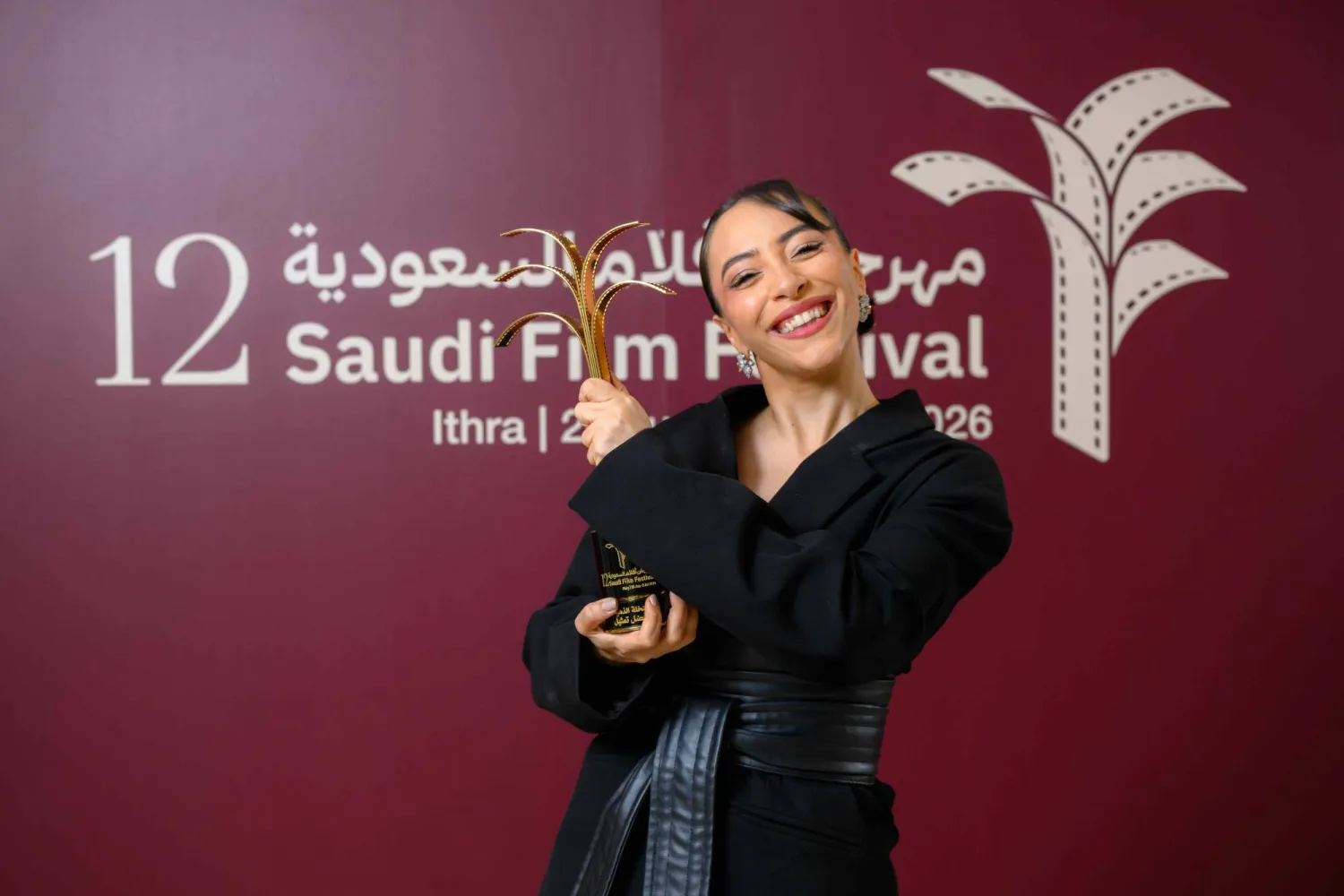 توجت سارة الأسبوع الماضي بجائزة النخلة الذهبية لأفضل تمثيل (مهرجان أفلام السعودية)