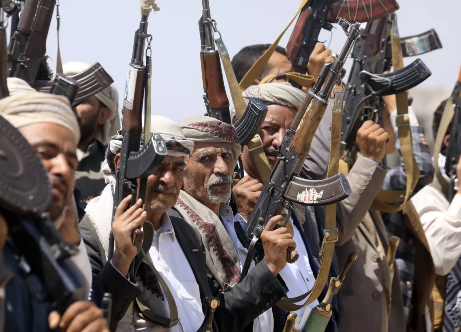 مسلحون موالون للحوثيين خلال حشد في صنعاء (إ.ب.أ)
