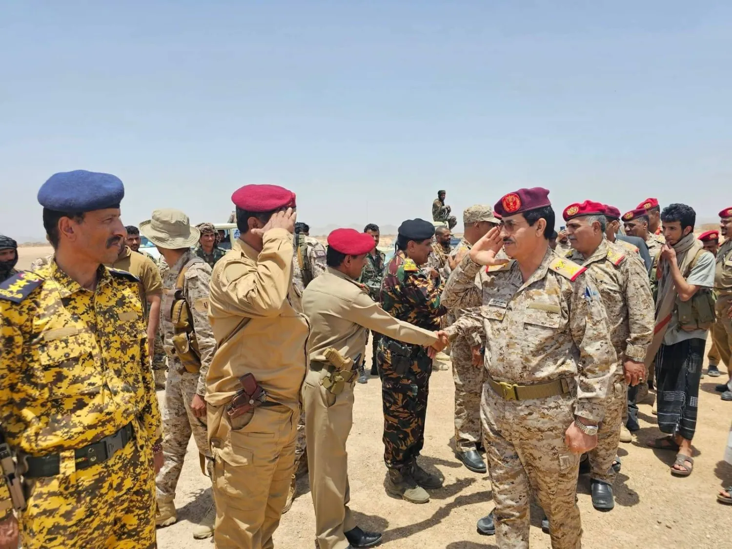وزير الدفاع اليمني الفريق ركن طاهر العقيلي خلال زيارة أخيرة لمحور عتق بشبوة (مكتب الإعلام بشبوة)