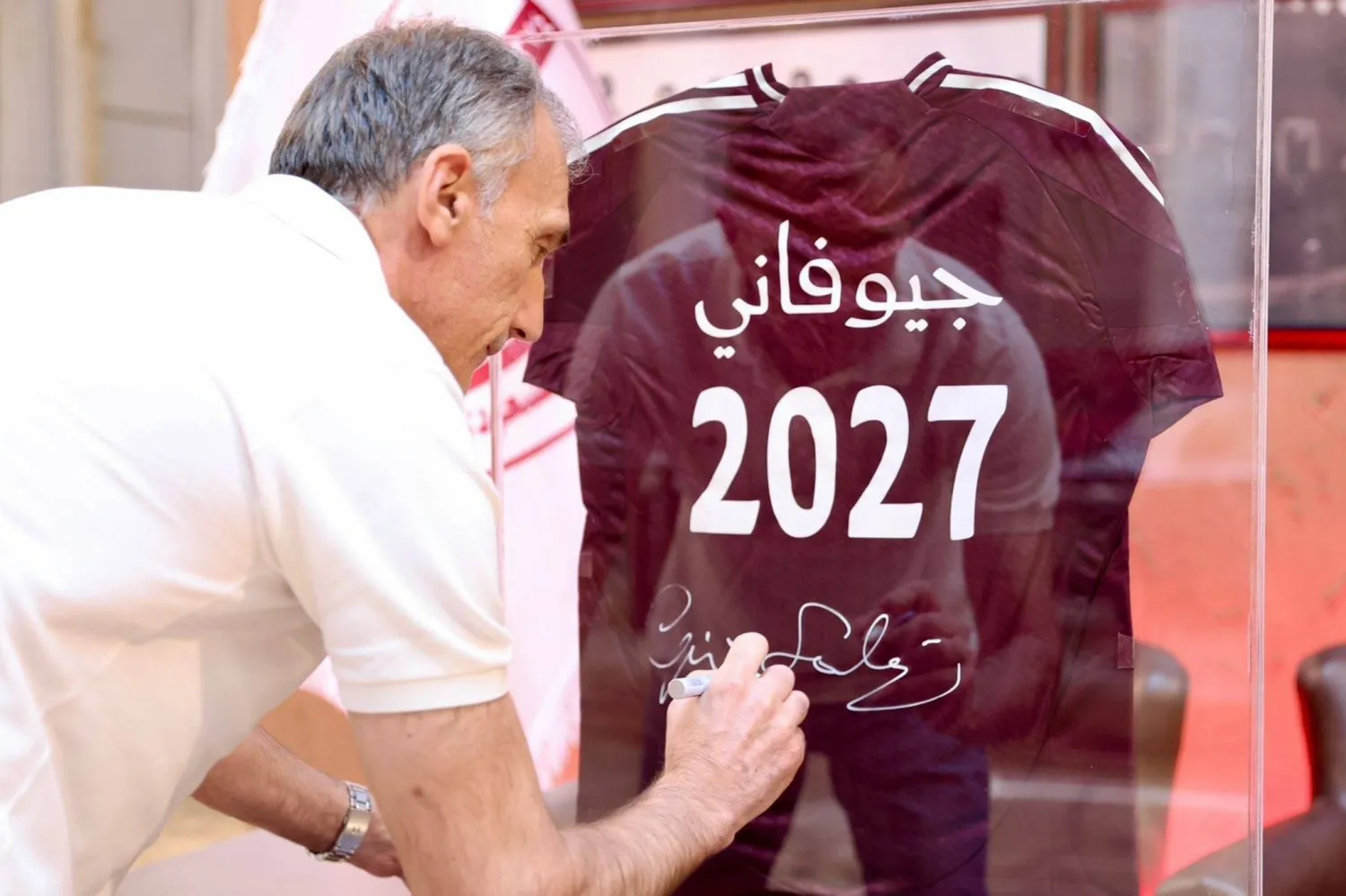 مدرب الفيصلي يوقِّع على قميص باسمه (نادي الفيصلي)