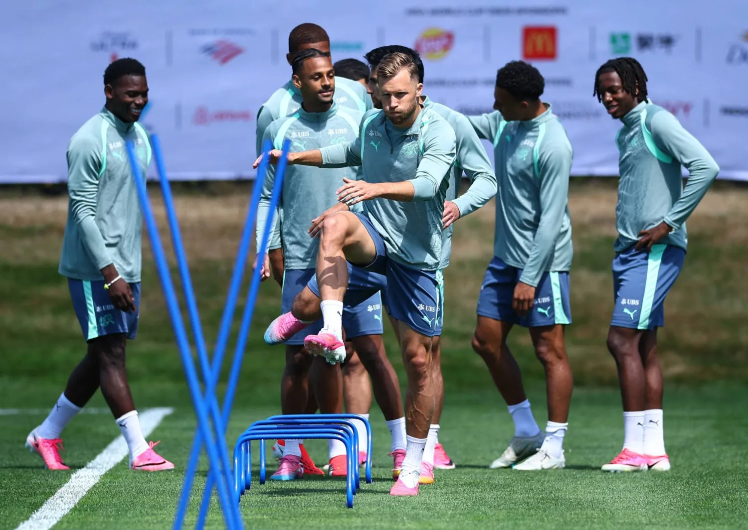 الحصة التدريبية للمنتخب السويسري استعداداً لمواجهة كولومبيا (رويترز)
