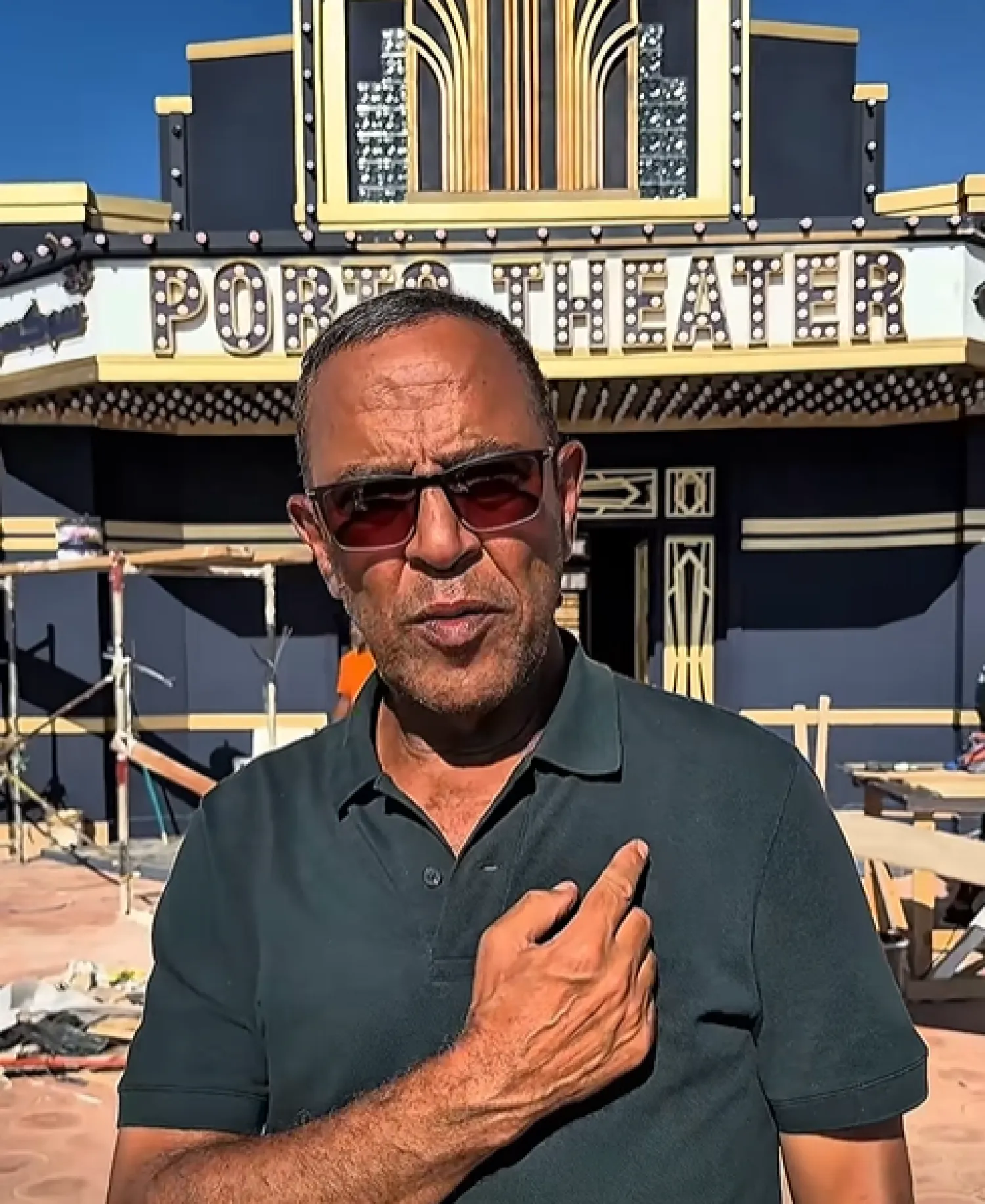 الفنان المصري أشرف عبد الباقي أمام مسرح «بورتو» بالساحل الشمالي (حسابه على «فيسبوك»)