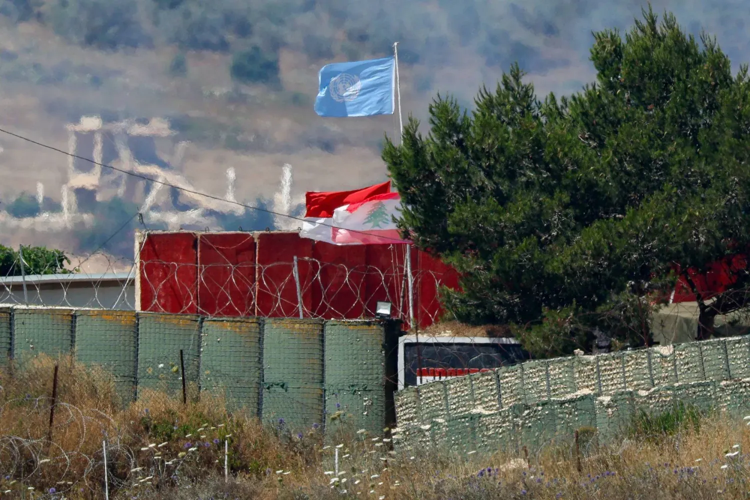 ABD’nin arabuluculuğuyla Lübnan ve İsrail arasında imzalanan çerçeve anlaşmasının ardından, Güney Lübnan’daki bir uluslararası kuruluş merkezinde Lübnan ve Birleşmiş Milletler (BM) bayrakları görülüyor. (Reuters)