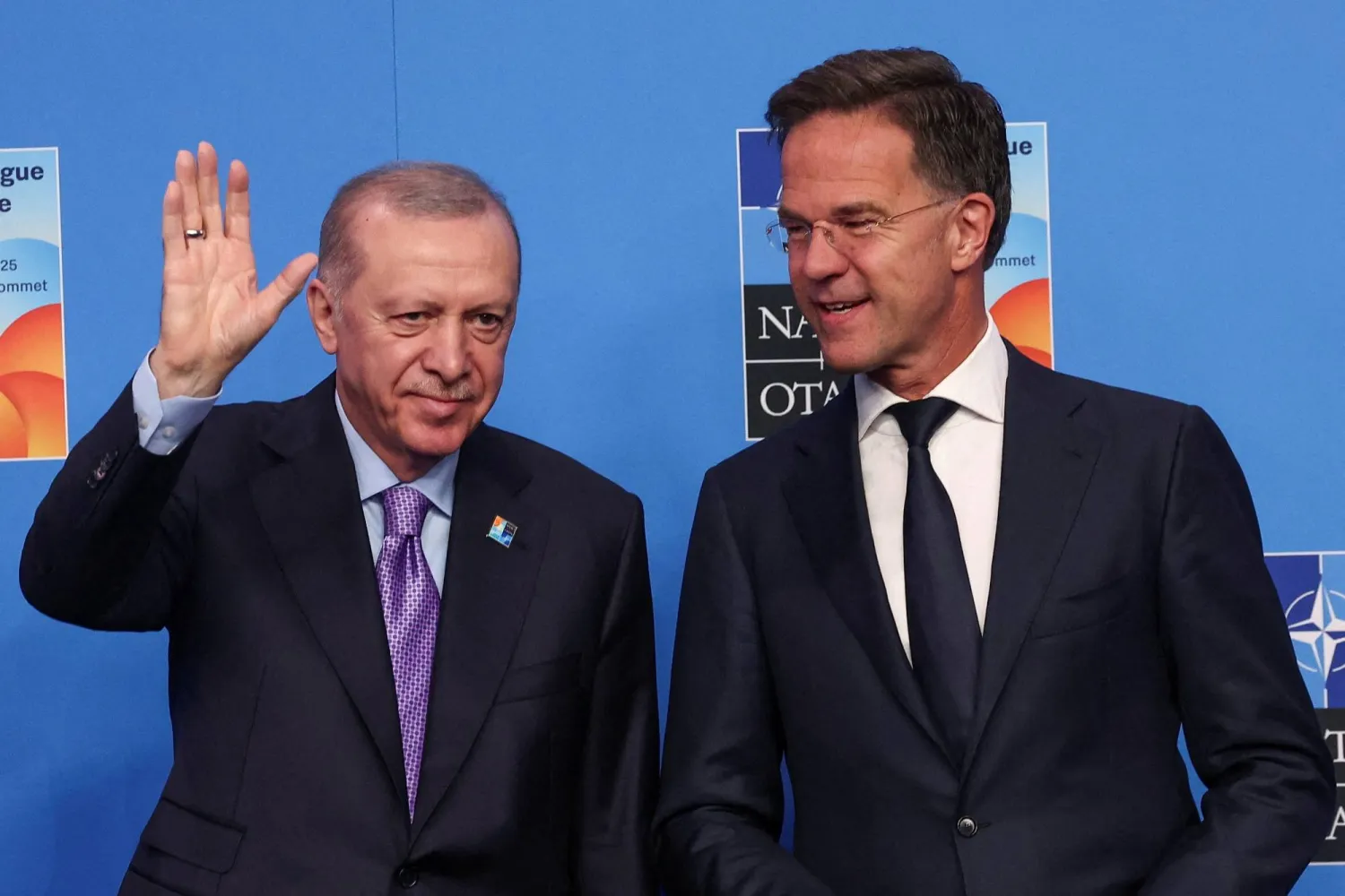 الرئيس التركي رجب طيب إردوغان والأمين العام لحلف شمال الأطلسي خلال قمته في لاهاي في 2025 (رويترز)
