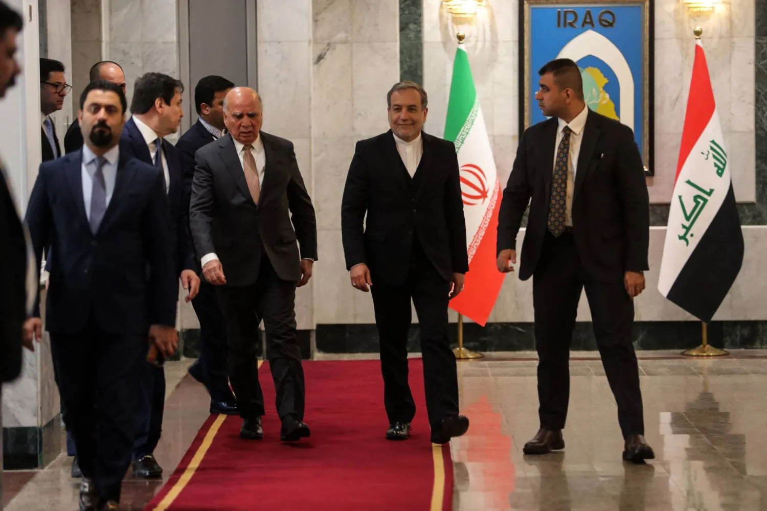 وزير الخارجية العراقي فؤاد حسين ونظيره الإيراني عباس عراقجي في بغداد يوم 6 ديسمبر 2024 (أ.ف.ب)