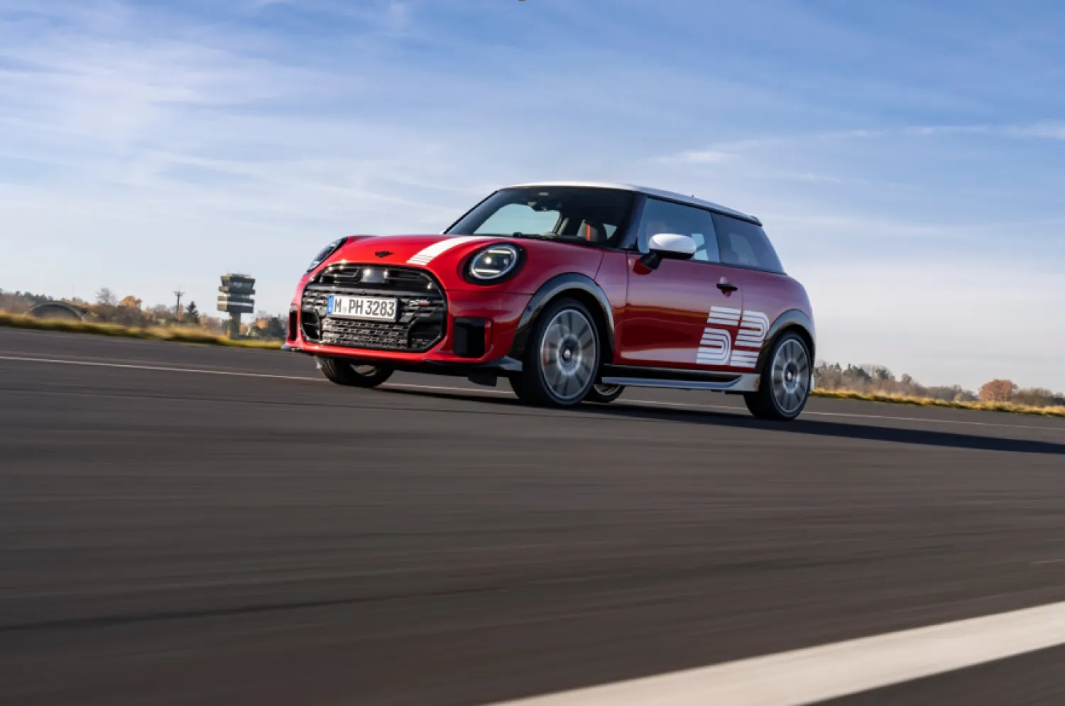 إصدار «MINI 1965 Victory Edition» يصل إلى السعودية احتفالاً بإحدى أيقونات عالم رياضة المحركات