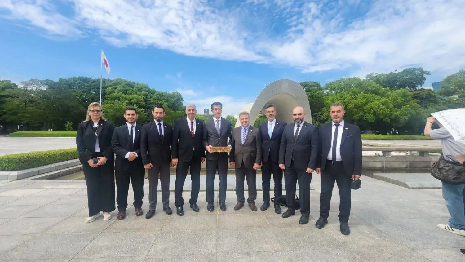 Suriye heyeti, Hiroşima Barış Müzesi'ni ziyaret ederek atom bombası kurbanlarının anısına çelenk bıraktı. (Suriye Bayındırlık ve İskân Bakanlığı)