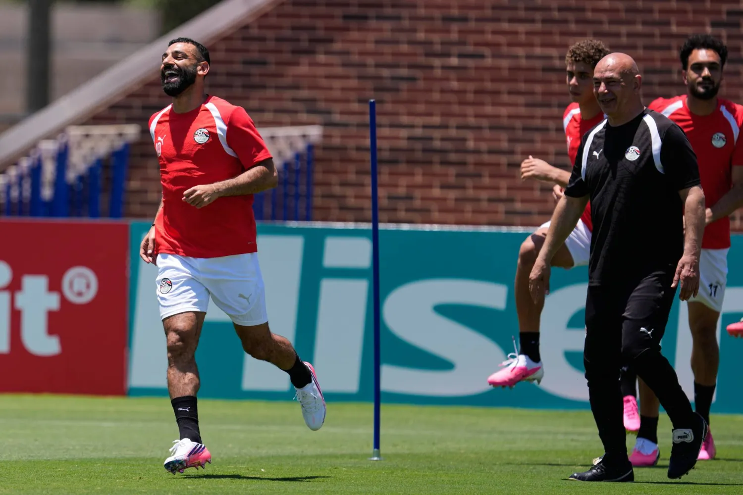 عاصفة رعدية توقف مران المنتخب المصري (أ.ب)