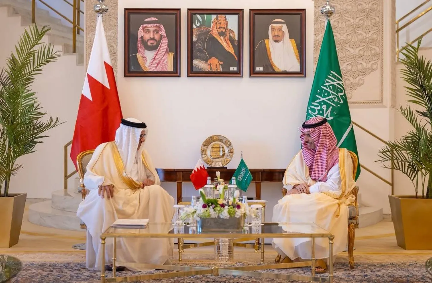 الأمير فيصل بن فرحان خلال مباحثاته مع الدكتور عبد اللطيف الزياني في العاصمة الرياض (واس)
