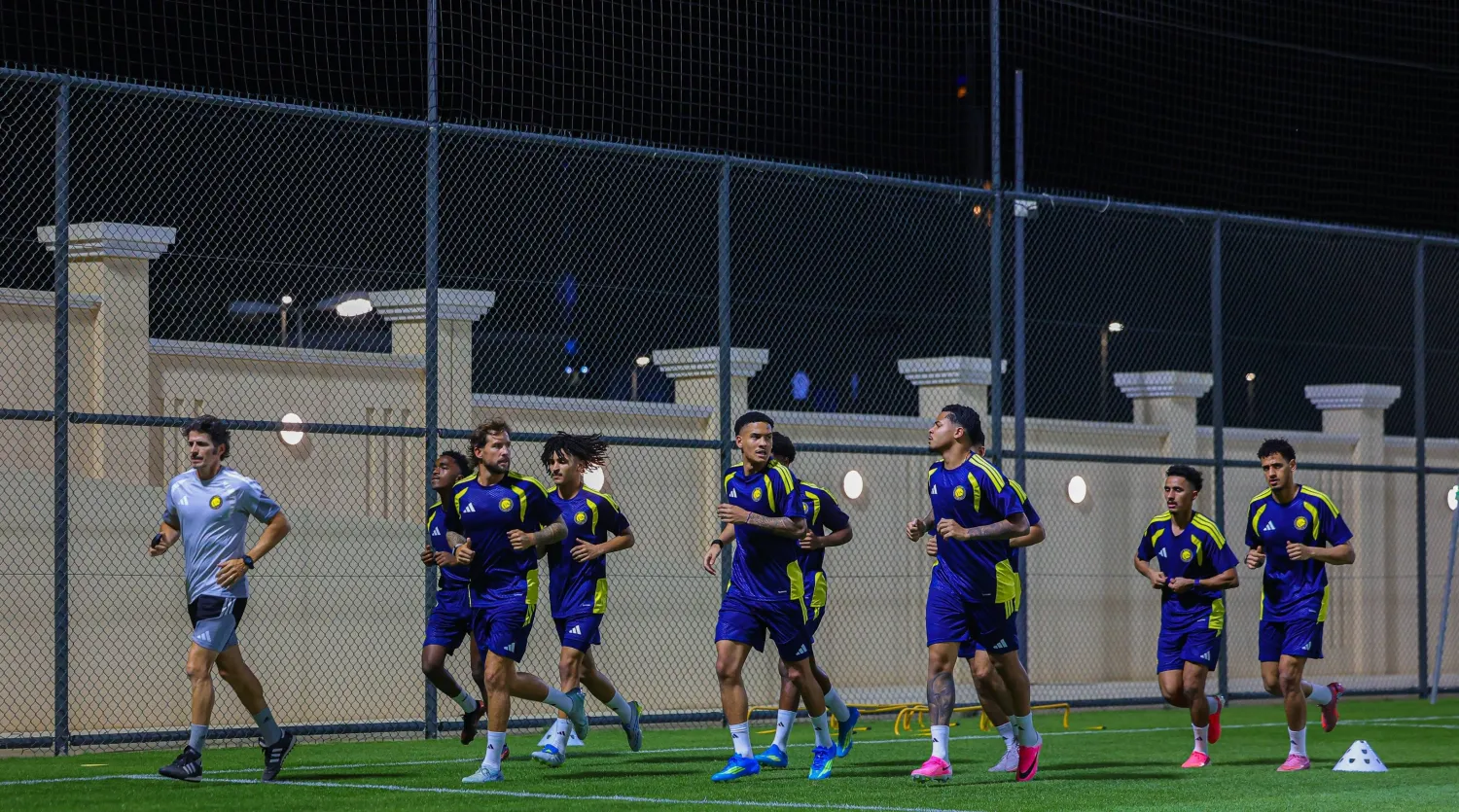 لاعبو النصر خلال عمليات الإحماء (موقع النادي)